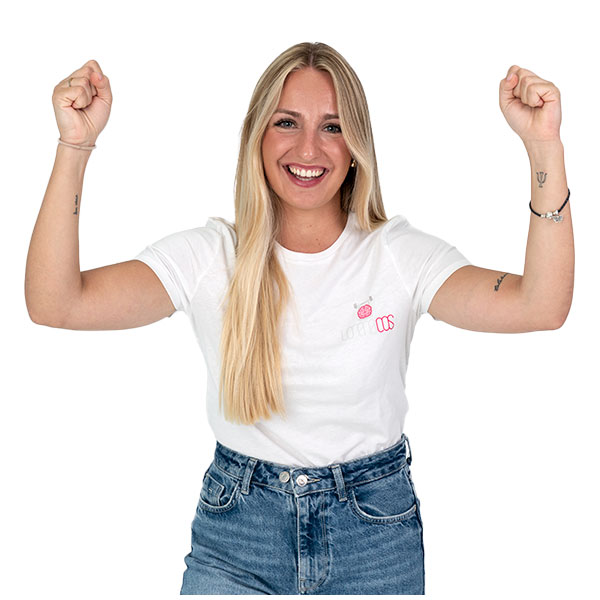 Sara levantando los brazos en señal de victoria